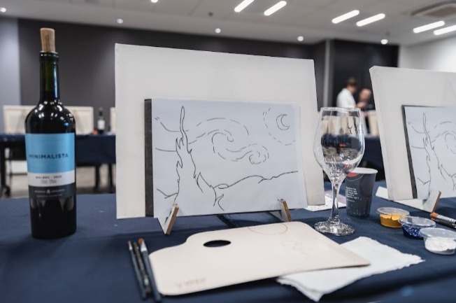 Tela, taça e degustação na experiência Vinho e Tinta